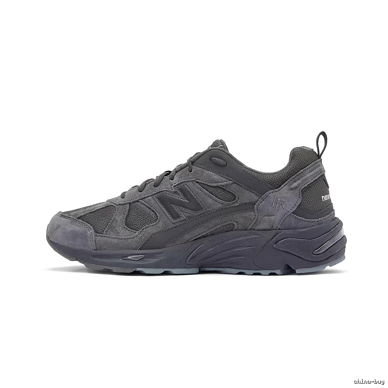 New Balance retro-style grey sports shoes