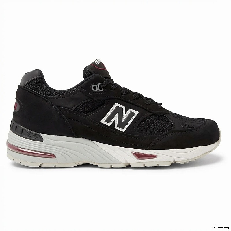 Retro-style black shoes of New Balance